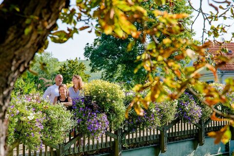 Familie auf der Blumenbrücke