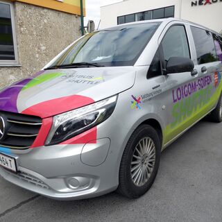 Der Loigom Shuttle am Startpunkt Postplatz in Saalfelden.
