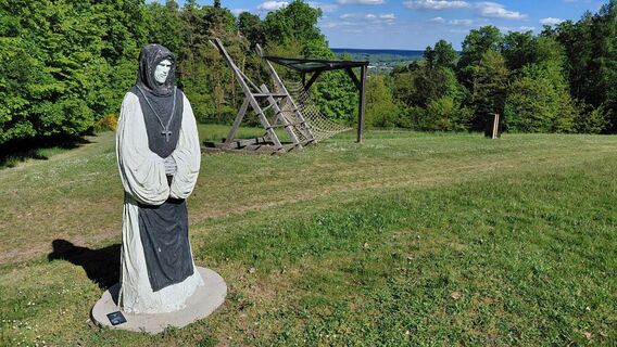 Mönch mit dem Friedensweg welcher um den Schlösselberg führt