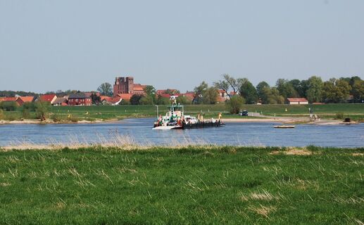 Elbfähre Sandau , Blick vom linken Elbufer auf den Turm von St. Laurentius und St. Nikolaus in Sandau