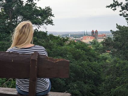 Sitzbank mit Blick zur Stiftskirche
