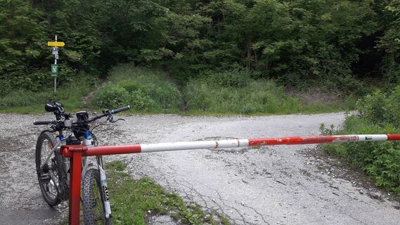 Start Schotterweg in Höttingen