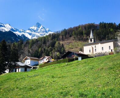 Das Dorf Vérossaz mit dem «Zahn» des Berggipfels Valerette im Hintergrund