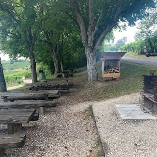 hallau-grillstelle-tisch-und-baenk-juli-sommer