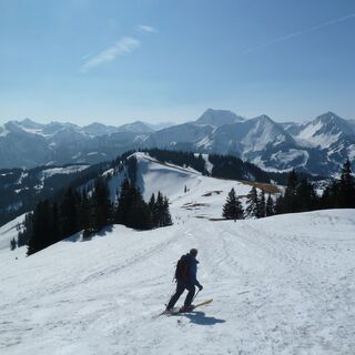 Skiabfahrt am Gipfel des Schönkahler (1688 m) im Winter