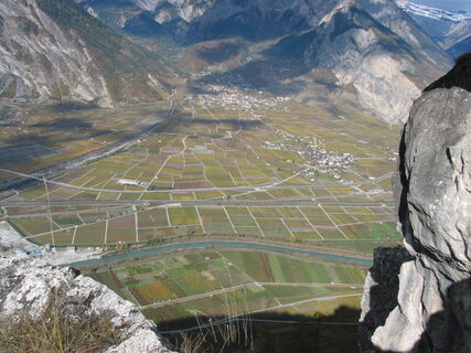 Blick von der Strassse nach Isérables auf die Dörfer Saint-Pierre-de-Clages und Chamoson