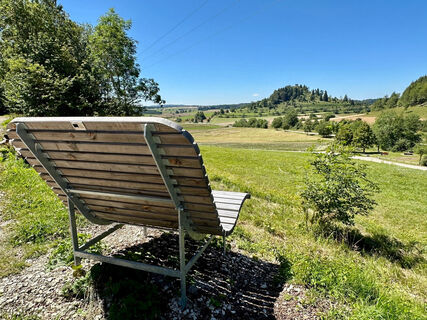 Waldliege mit Blick auf den Kornbühl