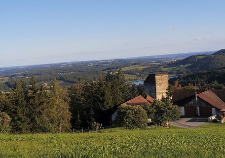 Burg Neuhaus mit Blick zum Stubenbergsee, in der Oststeiermark