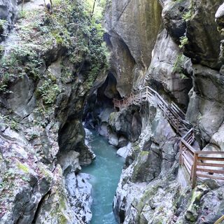 Der Abstieg in die sogenannte "Dunkle Klamm" am Beginn der Lammeröfen.