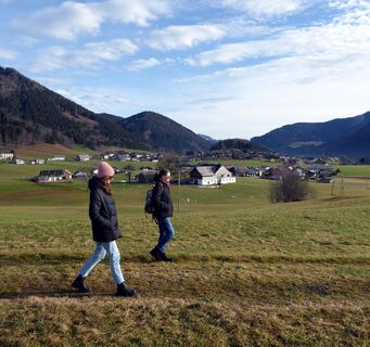 Der Rundweg führt vom Kugelberg hinüber zum Fuß des Schmiedhorns (im Bild links).