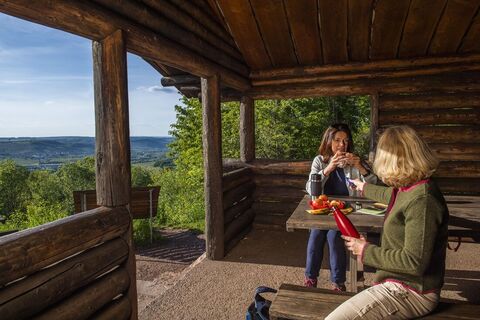 Wanderpause in der Wanderhütte auf dem Panoramaweg Perl