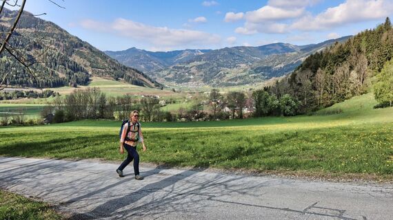Zuerst führt der Aufstieg über Asphaltstraßen