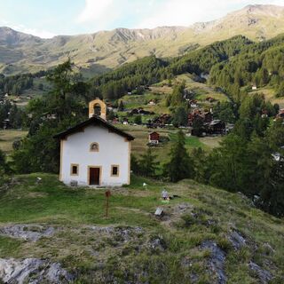 Kapelle St. Christoph mit dem Dorf La Sage im Hintergrund