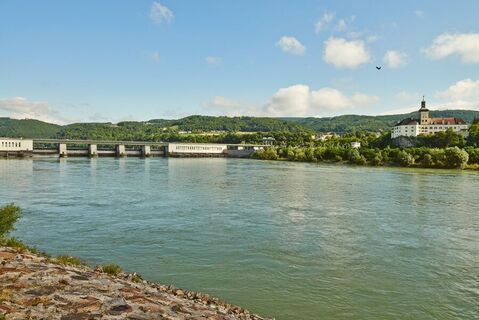 Donaukraftwerk Ybbs-Persenbeug &amp; Schloss Persenbeug © Donau Niederösterreich/Klaus Engelmayer