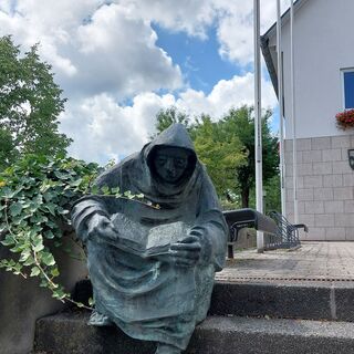 Der lesende Mönch vor dem Rathaus von Sieger Köder