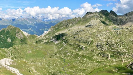 Vom Pass Campolungo rechts die Hütte und der Pizzo Varozzeira