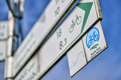 Wegweiser entlang des Nordseeküsten-Radwegs