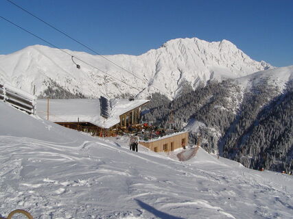 Der Start der Rodelbahn liegt beim Panorama-Bergrestaurant Connyalm im Schigebiet Golzentipp