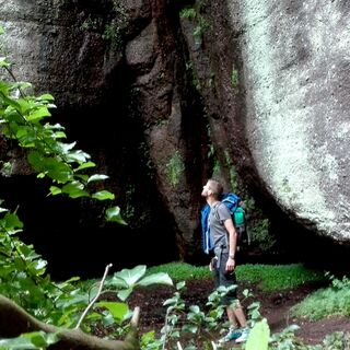 Beeindruckende Felsen an der Elfengrotte bei Eisenach