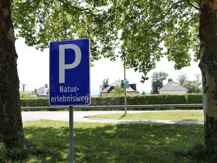 Parkplätze für Besucher des Naturerlebnisweg FUXI sind gekennzeichnet