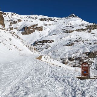 Detail der verschneiten Straße