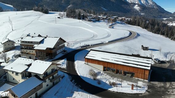 rechts - das Steinberger Dorfhaus, das gegenüber der Pfarrkirche liegt
