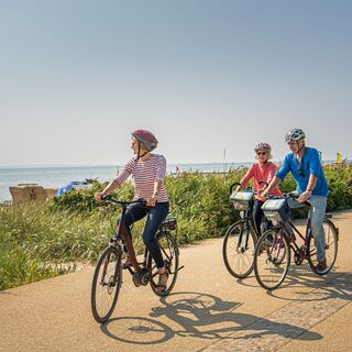 Radgruppe entlang der Ostseeküste