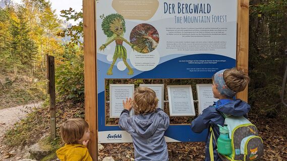 kinder_bei_infotafel_in_der_geisterklamm.jpg