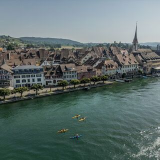 Kanufahrende mit Steiner Altstadt im Hintergrund