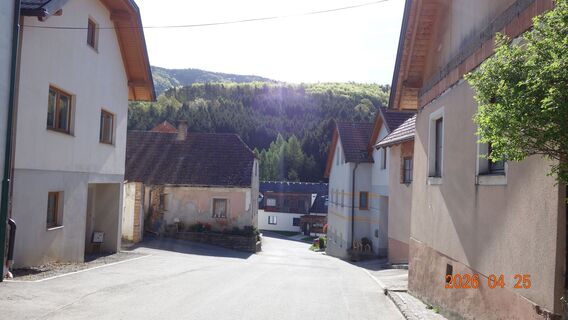 durch die Gasse runter