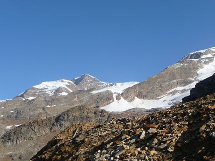 Blick von Passo dei Salati zu Punta Indren und Hütte Capanna Gnifetti