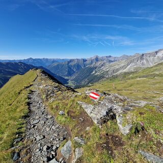 Toller Panoramablick vom Elschesattel aus. Der kleine Tauernsee ist unser Ziel.