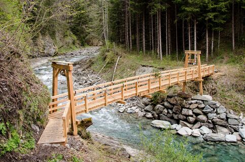 iselschlucht-bruecke-holz-c-bernhard-assmair-2019.jpg