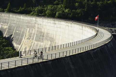 Bogenstaumauer des Zerfreilasees