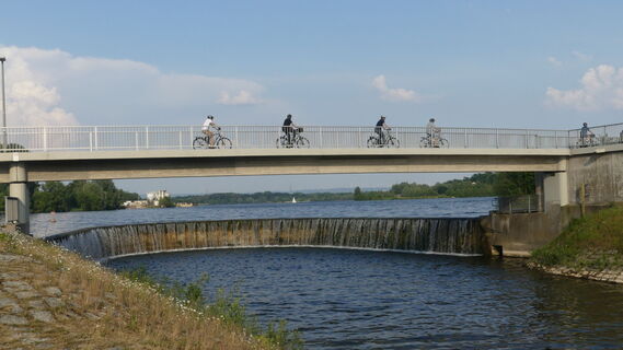 Auslaufbauwerk und Fußgänger-/Radfahrerbrücke