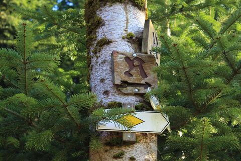 Wir folgen diesem hölzernen Schild