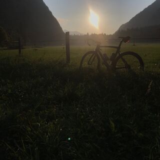 Herbstlicher Sonnenuntergang im ruhigen Krastal.