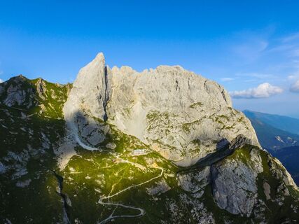 Die Hütte mit dahinter der Chiadenis-Gruppe