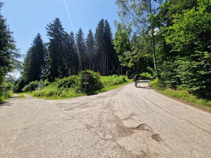 Ausgeschilderte Kreuzung - hier endet die Asphaltstraße