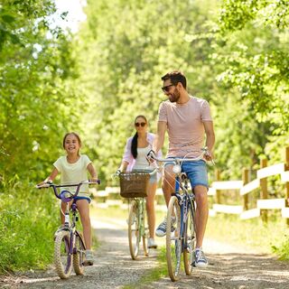 Familie beim Radfahren