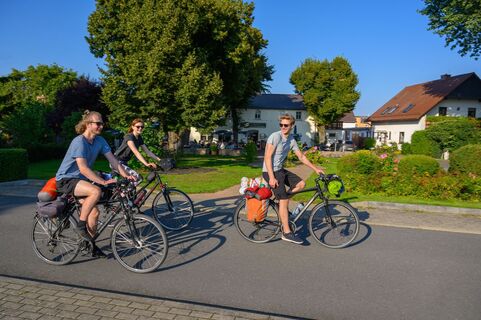 Radfahrer vor der Gaststätte "Zum Schiffchen"