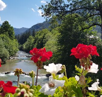 Riedlerbrücke in Kreuth mit Blick zu den Blaubergen
