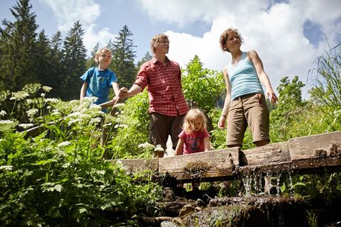 Familienwanderung am Themenweg Wildwasser