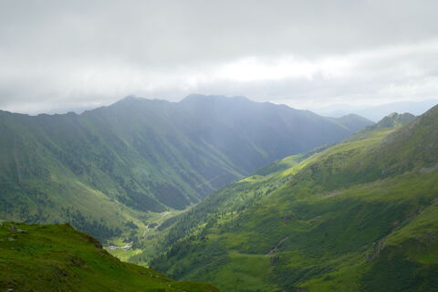 zwischendurch verbläst der Wind den Nebel und man hat freien Blick ins Tal