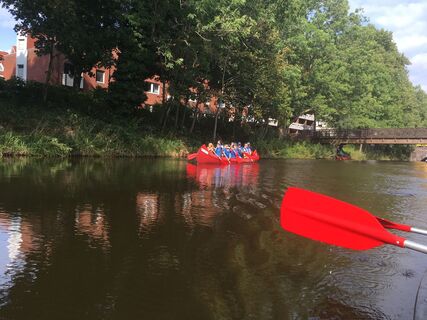 Gruppe paddelt in Emden