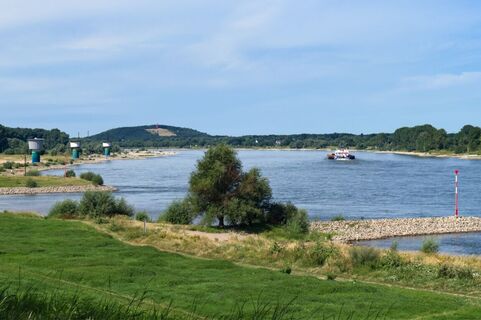 Blick auf den Rhein und die Halde Rheinpreußen
