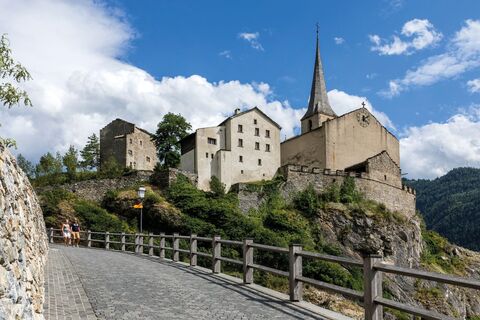 Der Weg zur Schlosskirche von Raron