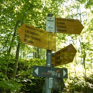 Wegweiser auf der Wanderung des Höhenwegs