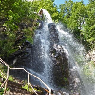 Einzigartiger Aufstieg neben dem Wasserfall