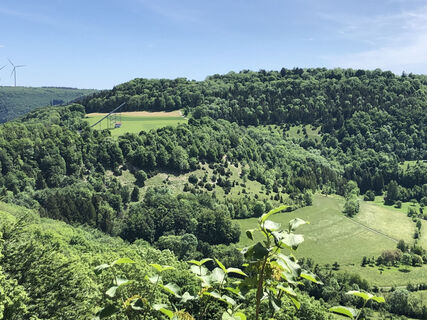 Aussichtspunkt Kuhberg mit Blick auf die Sprungschanzen in Degenfeld